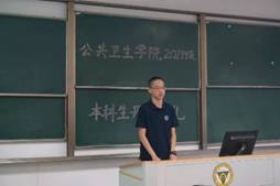 图片包含 男士, 家具, 建筑物

描述已自动生成