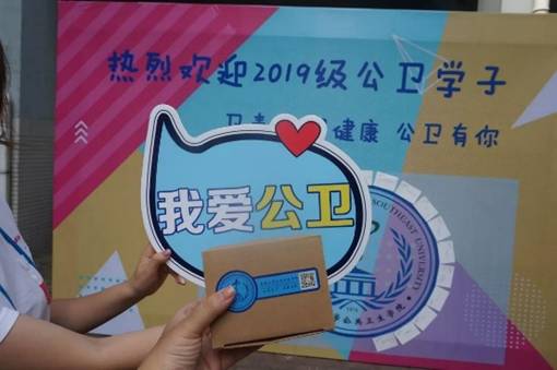 图片包含 人员

描述已自动生成