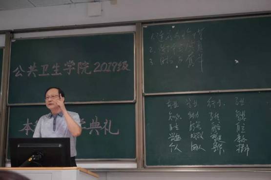 图片包含 文字, 黑板, 男士

描述已自动生成