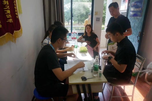 图片包含 人员, 室内, 窗户, 墙壁

描述已自动生成